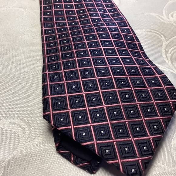 BROOKS BROTHERS SILK TIE. NEW. MUST SEE DESIGN. - Picture 3 of 5
